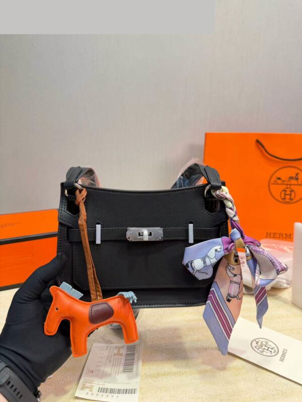 Classic Leather Shoulder Bag