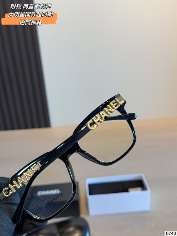 Elegant Chain Temple Sunglasses