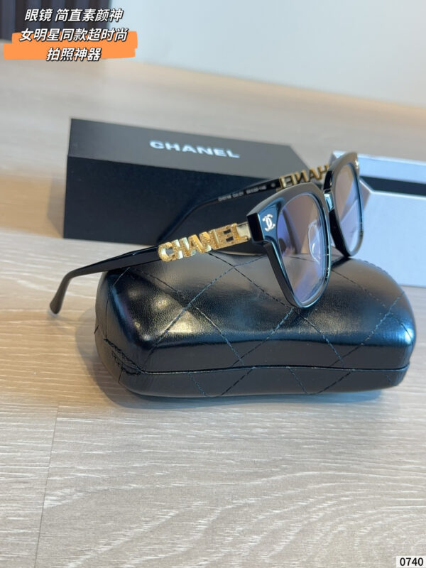 Elegant Chain Temple Sunglasses