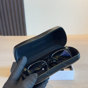 Elegant Chain Temple Sunglasses