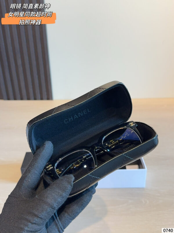 Elegant Chain Temple Sunglasses