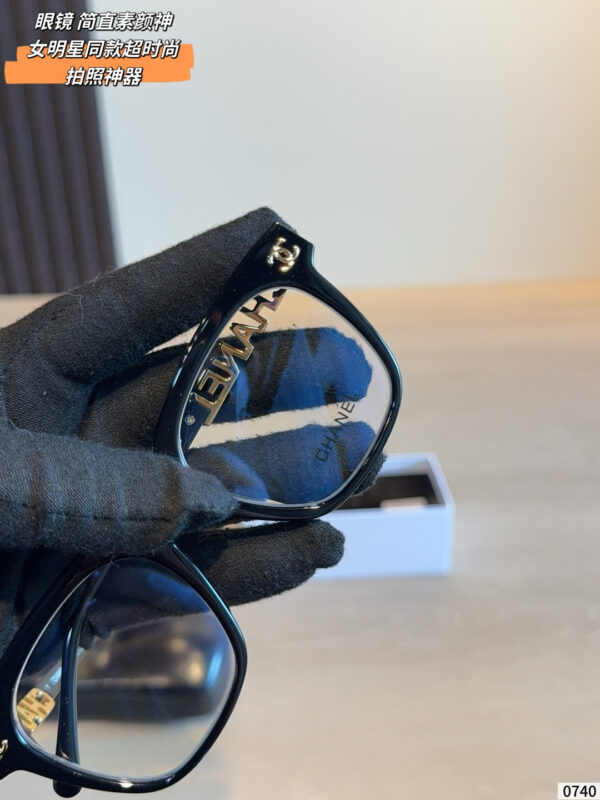Elegant Chain Temple Sunglasses