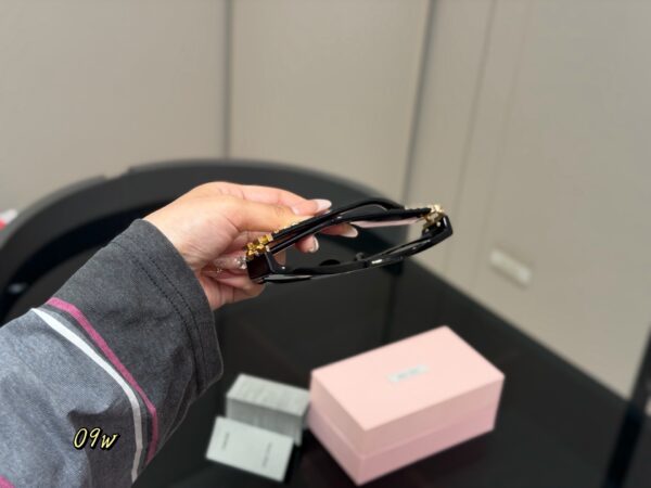Glossy Oval Sunglasses