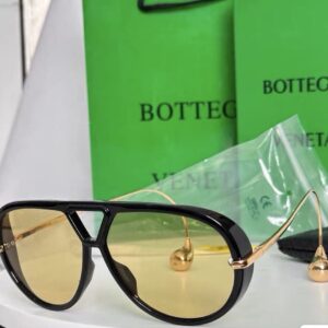 Drop-Temple Aviator Sunglasses in Black / Amber