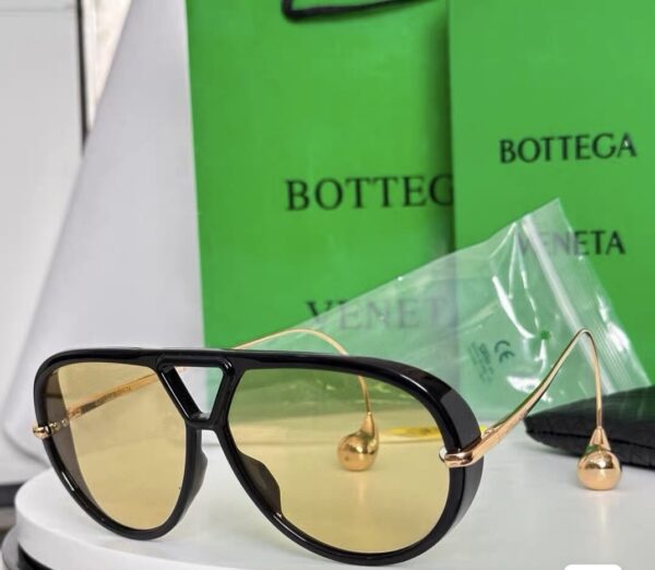 Drop-Temple Aviator Sunglasses in Black / Amber