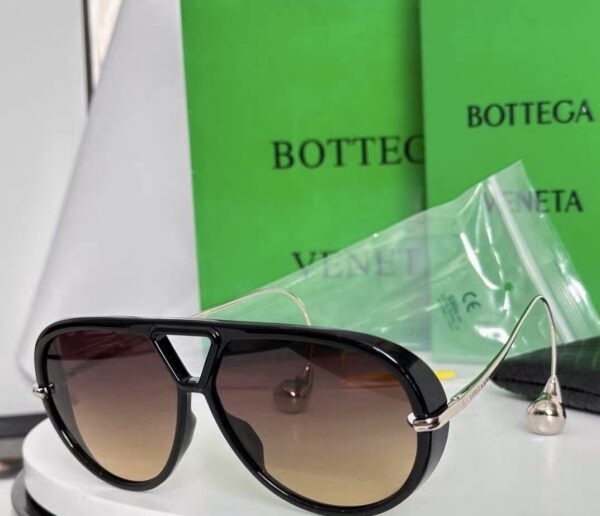 Drop-Temple Aviator Sunglasses in Black / Brown Gradient