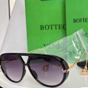 Drop-Temple Aviator Sunglasses in Black / Purple Gradient