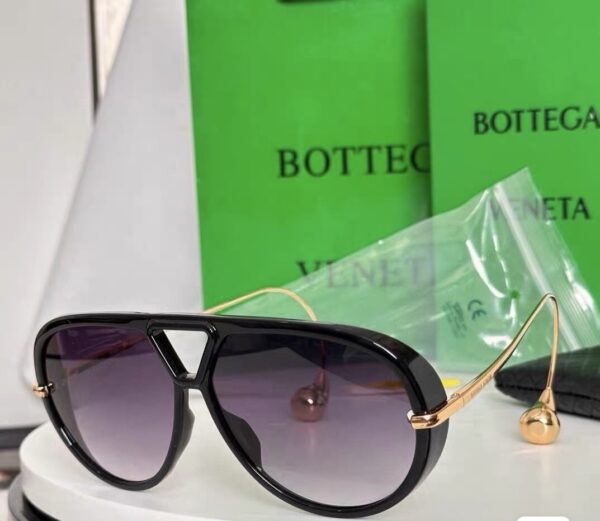 Drop-Temple Aviator Sunglasses in Black / Purple Gradient