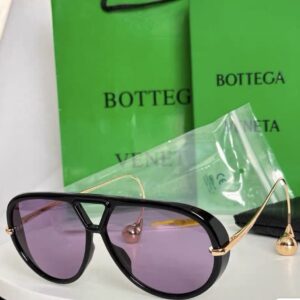 Drop-Temple Aviator Sunglasses in Black / Purple Mirror