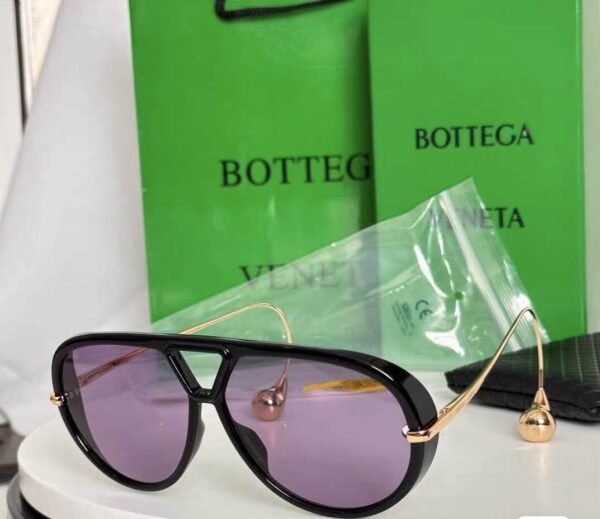 Drop-Temple Aviator Sunglasses in Black / Purple Mirror