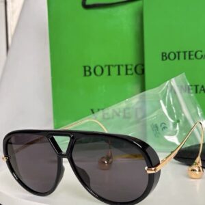 Drop-Temple Aviator Sunglasses in Black / Smoke