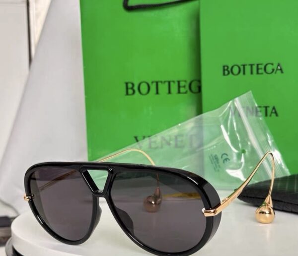 Drop-Temple Aviator Sunglasses in Black / Smoke