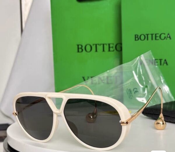 Drop-Temple Aviator Sunglasses in Ivory / Smoke