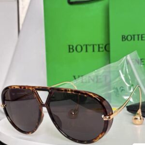 Drop-Temple Aviator Sunglasses in Tortoiseshell / Smoke
