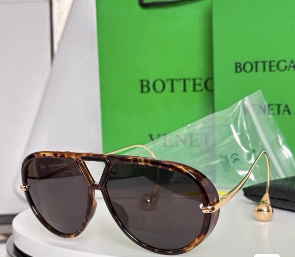 Drop-Temple Aviator Sunglasses in Tortoiseshell / Smoke