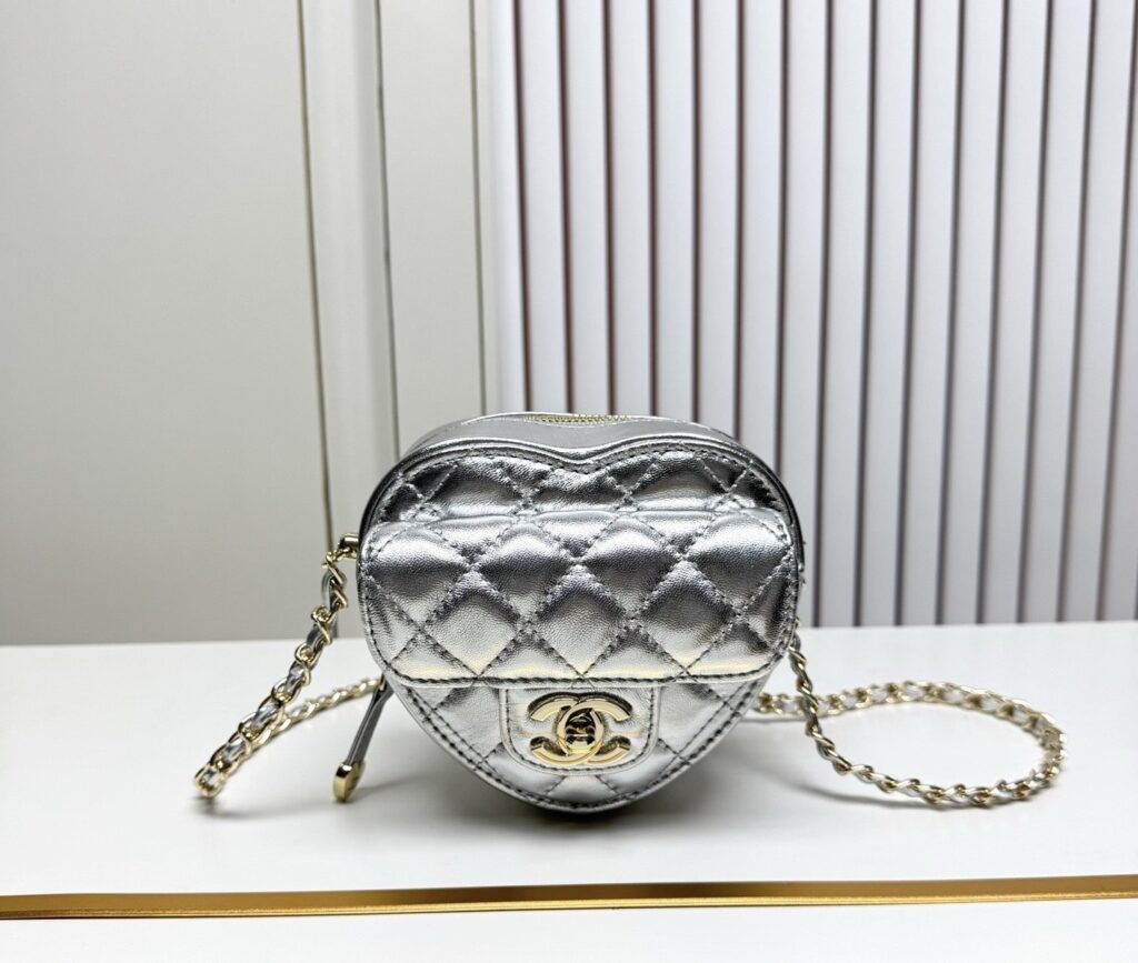 heart‑shaped bag